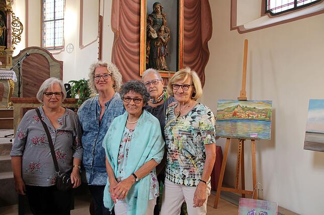 Als Oase der Ruhe nutzten sie die alt-katholische Kirche im bunten lauten Trubel: Ihre zweite Bilderausstellung und die erste in ...