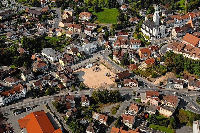 Die alten Gebäude sind weg und die Vorbereitungen für den Neubau laufen.