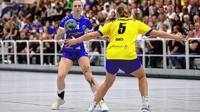 Heißes Duell: Der SV Allensbach (rechts Noemi Hoefs) empfängt am Sonntag den TuS Steißlingen (links Reka Loaszi).