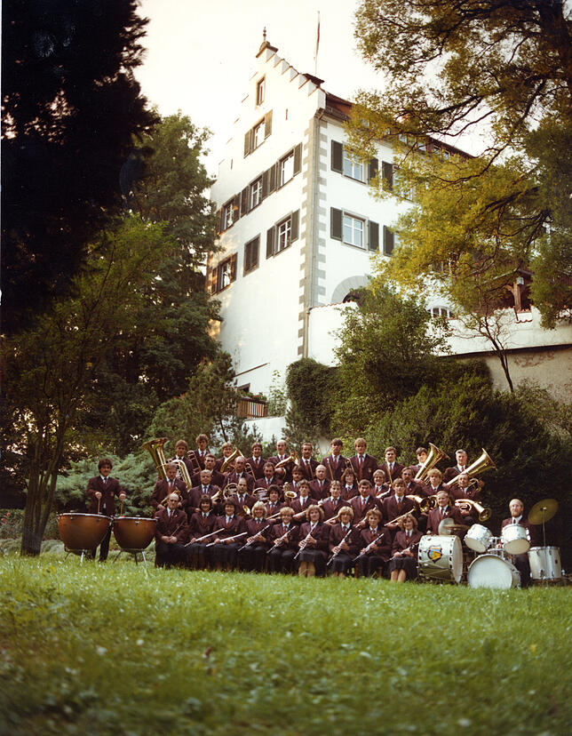 Diese Aufnahme zeigt die Kapelle des Musikvereins Ittendorf Ende der 1970er Jahre. im Hintergrund das Ittendorfer Schloss. Im Verein ...