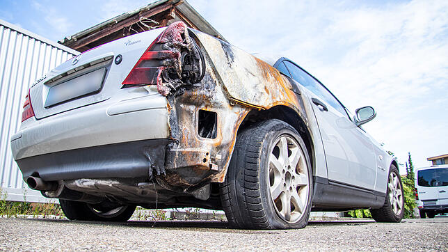 Eines der beiden Autos, die von Unbekannten angezündet wurden.
