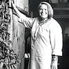 Die Künstlerin Katharina Gröber-Dupont vor ihrer Galerie &bdquo;Schinkenhof&ldquo; in Amrigschwand.