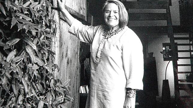 Die Künstlerin Katharina Gröber-Dupont vor ihrer Galerie &bdquo;Schinkenhof&ldquo; in Amrigschwand.