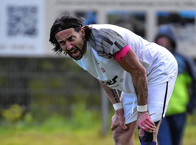 Motivation: Kapitän Bora Kalyon (VfB Waldshut) feuert seine Teamkollegen an und hofft, dass mit dem neuen Trainer Emilian Lancu neuer ...