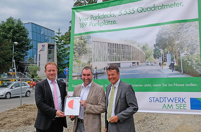 Freuen sich über den Baubeginn am Parkhaus Bodenseetherme: (von links) Oberbürgermeister Jan Zeitler, Stadtwerke-Geschäftsführer Norbert ...