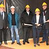 Der Abbruch hat jetzt auch offiziell begonnen: Von links: Geschäftsführer der Gesundheitscampus GmbH, Peter Mast, Architekt Jörg ...