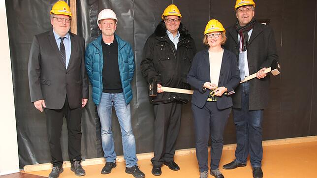 Der Abbruch hat jetzt auch offiziell begonnen: Von links: Geschäftsführer der Gesundheitscampus GmbH, Peter Mast, Architekt Jörg ...