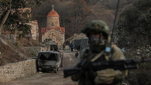 Unruhen um Bergkarabach: Soldat aus Russland bewacht ein armenisches Kloster. Literaturwissenschaftler Jürgen Wertheimer hatte vor einem ...