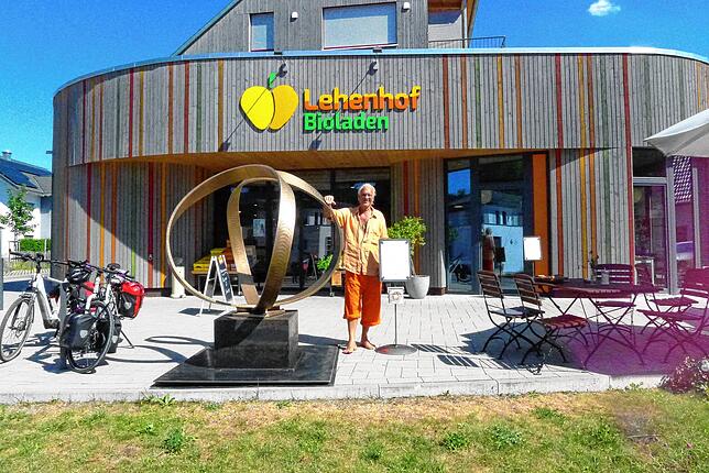 Auch der Lehenhof Biomarkt klagt über Umsatzeinbußen wegen der Straßensperrung. Neu vor dem Markt steht ein Kunstwerk von Michael Roesner.