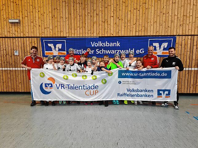 Der FC Pfaffenweiler bejubelt den Finalsieg bei den D-Junioren