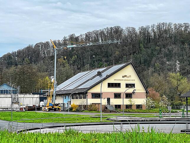Das Dach der Wehrer Kläranlage wurde 2023 mit einer Photovoltaikanlage ausgestattet, um den eigens benötigten Strom größtenteils selber ...