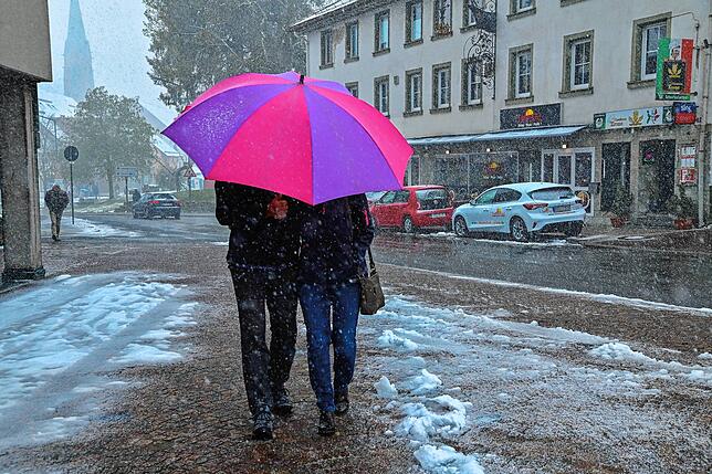 Schneesturm wie im tiefsten Winter herrscht am Sonntag, 21. April in St. Georgen. Auf rund 900 Metern Höhe fielen in der Nacht unmd ...