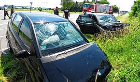 Die Unfallstelle am Samstagnachmittag. Auch die Feuerwehr Hüfingen war im Einsatz und hat die Straße gesichert.