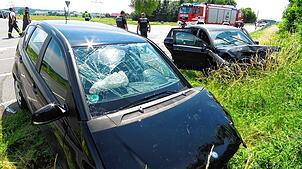 Die Unfallstelle am Samstagnachmittag. Auch die Feuerwehr Hüfingen war im Einsatz und hat die Straße gesichert.