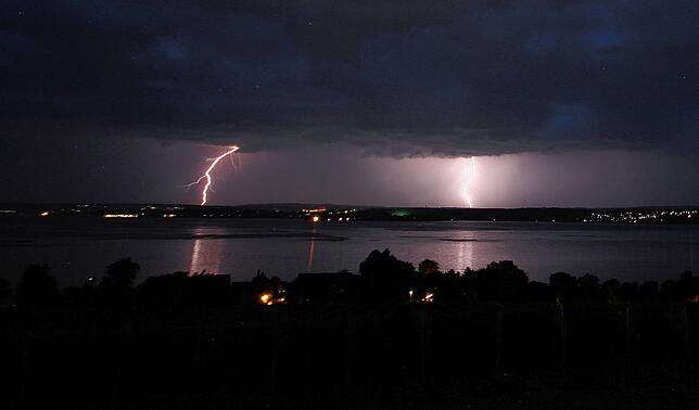 So sah ein anderes Sommergewitter im Juli 2023 über dem Bodensee aus. Hier sind zwei Blitze auf der Schweizer Seite von der ...