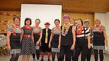 Die Damentanzgruppe von Erika Dotter (fünfte von links) ist bei der Aasener Landfrauenfasnacht fest gebucht.