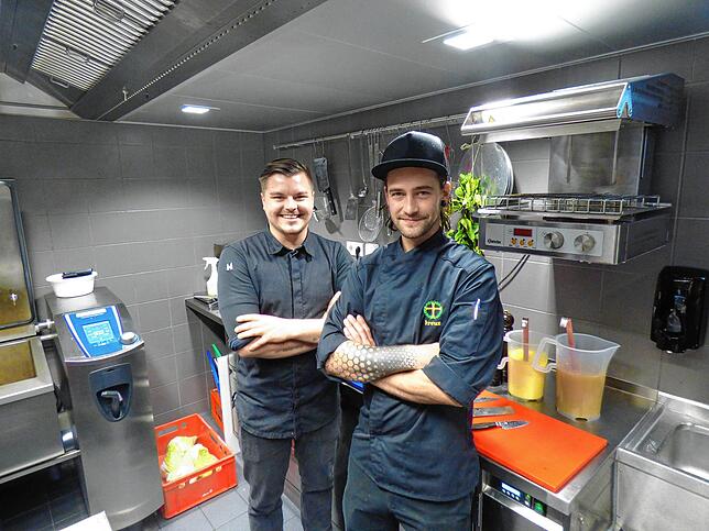 Stellen sich wieder auf härtere Zeiten für Restaurants ein: Küchenmeister Sebastian Kopitzki (vorne) und sein Souschef Luis Sohn vom ...