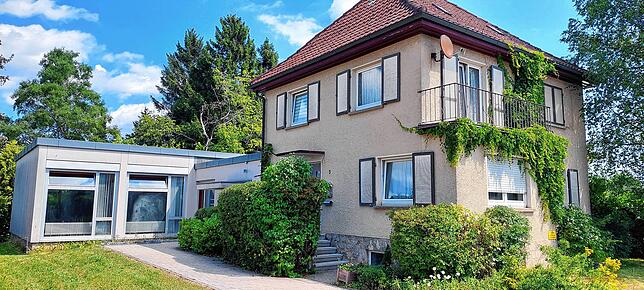 Die Kosten für die Sanierung und den Erhalt des evangelischen Gemeindesaals (links im Bild) wären Berechnungen zufolge ungleich geringer ...