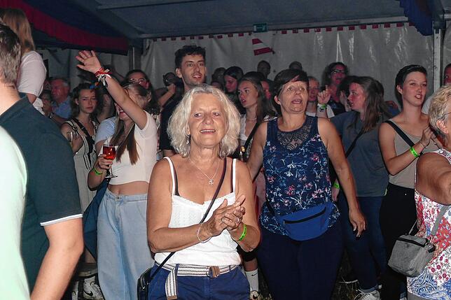 Bild 8: Die Frog-Party der Froschenkapelle Radolfzell mobilisiert die Massen auf dem Fürstenberg
