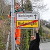 Bürgermeister Ralf Baumert kämpfte schon immer für die Doppelgemeinde: Hier ließ er (im Bild unten) 2008 ein Ortsschild zwischen ...