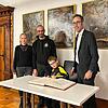 Max Fischer schreibt Geschichte: Mit seinen zehn Jahren gilt er als Jüngster, der sich jemals im Goldenen Buch der Stadt Engen ...
