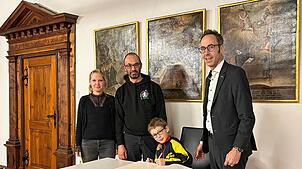Max Fischer schreibt Geschichte: Mit seinen zehn Jahren gilt er als Jüngster, der sich jemals im Goldenen Buch der Stadt Engen ...