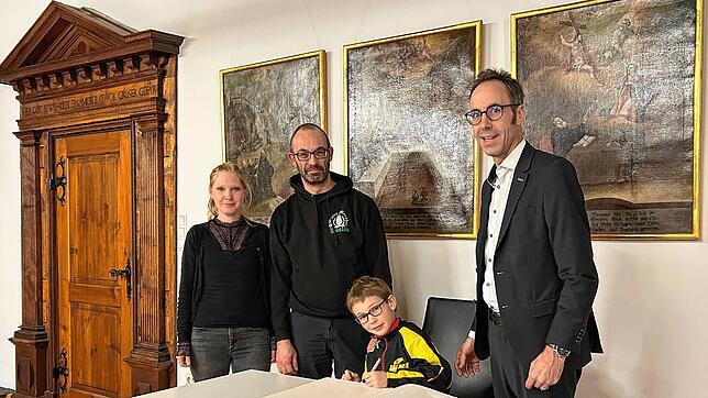 Max Fischer schreibt Geschichte: Mit seinen zehn Jahren gilt er als Jüngster, der sich jemals im Goldenen Buch der Stadt Engen ...