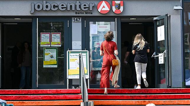 Beim Bürgergeld will der Bund sparen – doch ist das überhaupt möglich? Der Eingang zum Jobcenter Berlin-Mitte.