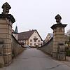 Wuchtig, eng aber ein Baudenkmal mit großer Bedeutung für das Dorf: die Wolterdinger Bregbrücke, von der Insel aus aufgenommen.