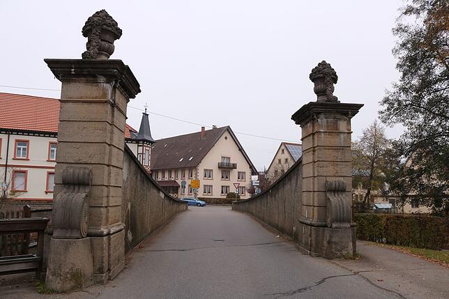 Wuchtig, eng aber ein Baudenkmal mit großer Bedeutung für das Dorf: die Wolterdinger Bregbrücke, von der Insel aus aufgenommen.