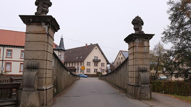Wuchtig, eng aber ein Baudenkmal mit großer Bedeutung für das Dorf: die Wolterdinger Bregbrücke, von der Insel aus aufgenommen.