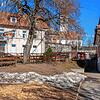 Ein Baum auf dem Grundschulplatz fiel aus Sicherheitsgründen der Kettensäge zum Opfer. In letzter Minute konnte der Gemeinderat ...
