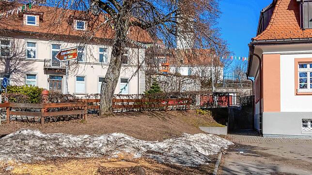 Ein Baum auf dem Grundschulplatz fiel aus Sicherheitsgründen der Kettensäge zum Opfer. In letzter Minute konnte der Gemeinderat ...