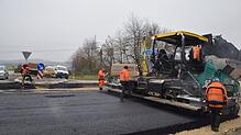 So sah es zu Beginn der Asphaltierung des B313-Asts direkt am Autobahnzubringen aus. Inzwischen nähern sich die Arbeiten ihrem Ende.