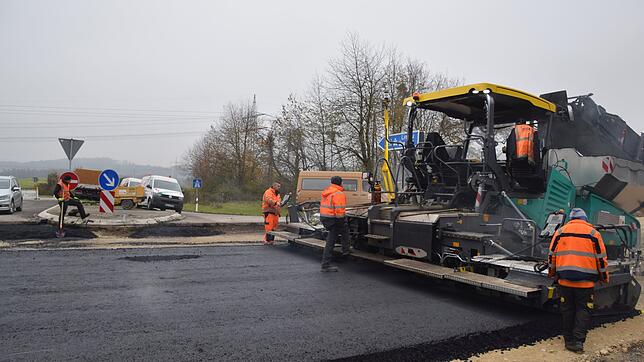 So sah es zu Beginn der Asphaltierung des B313-Asts direkt am Autobahnzubringen aus. Inzwischen nähern sich die Arbeiten ihrem Ende.