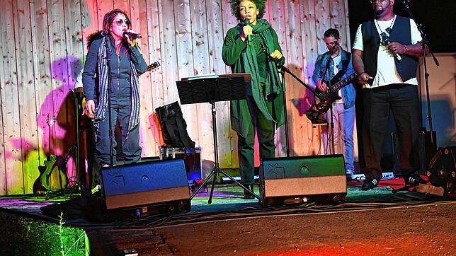 Den Gesangspart bei den Soul Diamonds übernehmen von links Eva Letizia Padilla, Fola Dada, Bassist und Sänger Benny Jud und Derrick ...