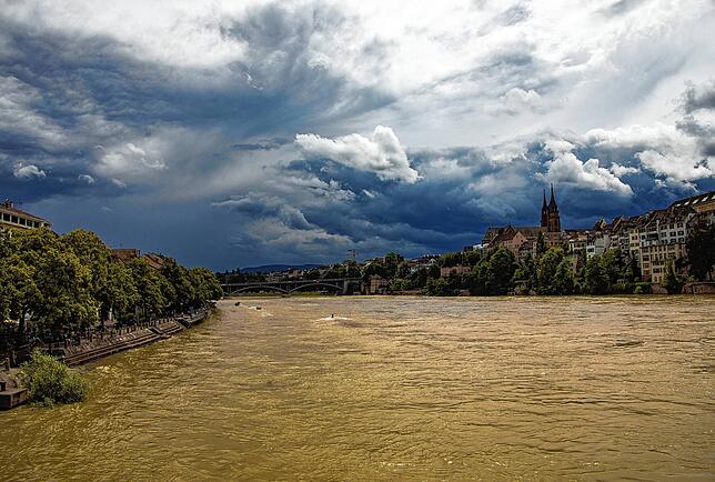 Der Rhein in Basel nach starken Regenfällen in den letzten Tagen. Die meisten Zugänge zum Wasser sind durch die Polizei gesperrt worden ...