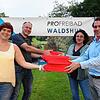 Spendenübergabe: Die Vorsitzenden von Pro Freibad Waldshut, Christiane Maier und Thomas Scheibel (links), überreichen in der ...