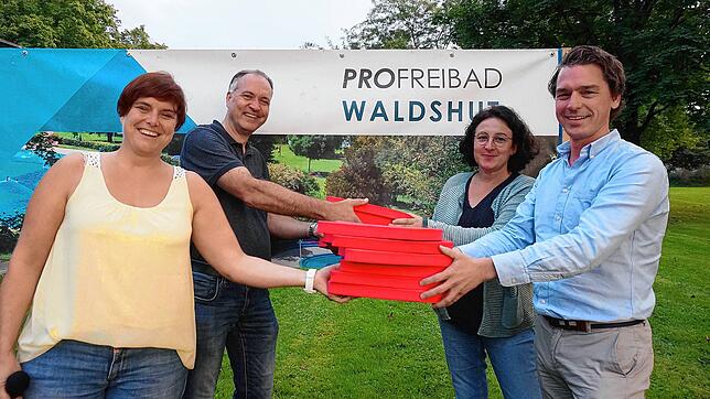 Spendenübergabe: Die Vorsitzenden von Pro Freibad Waldshut, Christiane Maier und Thomas Scheibel (links), überreichen in der ...