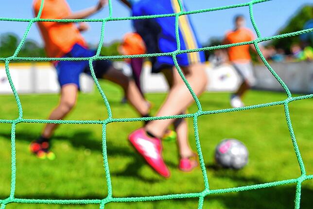 Kinder beim Fußball spielen.