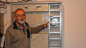 Den Trafo für die stromsparende Klingel hat Josef Halder selbst entwickelt. Vom Stromkasten im Keller führt das Kabel zu seiner ...