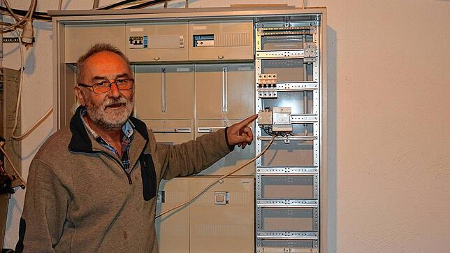 Den Trafo für die stromsparende Klingel hat Josef Halder selbst entwickelt. Vom Stromkasten im Keller führt das Kabel zu seiner ...
