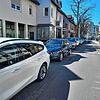 Parken in erster Reihe: Bislang sind die Parkplätze in der Hauptstraße, mitten im Einkaufsviertel der Stadt, zwar zeitlich beschränkt, ...