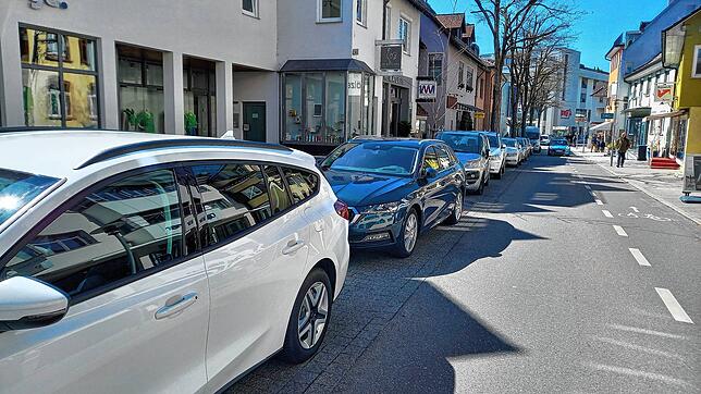 Parken in erster Reihe: Bislang sind die Parkplätze in der Hauptstraße, mitten im Einkaufsviertel der Stadt, zwar zeitlich beschränkt, ...