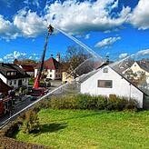 Wie hier im Bild bei der Herbsthauptübung der Freiwilligen Feuerwehr Pfohren, erhob sich auch am Samstag die Drehleiter des ...