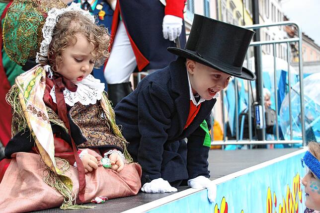 Die Kindernarreneltern vom Angelus-Kindergarten, links als Narrenmutter der kleine Levin, rechts Maximilian als Narrenvater.