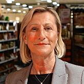 Sabine Seibl, Geschäftsführung des Edeka Baur, erklärt: Selbstscan-Kassen seien in Supermärkten, die Alkohol verkaufen, kein Vorteil. Es ...