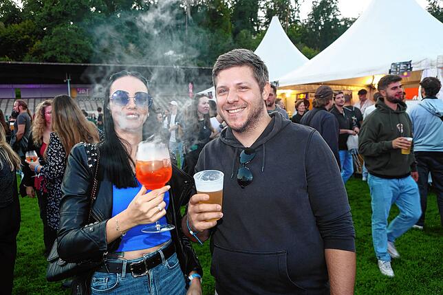 Bild 6: Konstanz: Wummernde Bässe, lässige Outfits und eine gute Zeit: Festival startet im Bodensee-Stadion