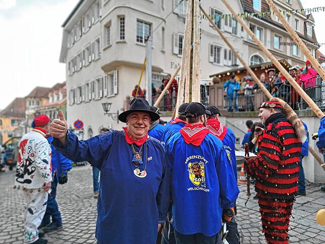 Oberholzer Kai Schneider von der Welschinger Rollizunft freut sich, dass der Baum nun steht.