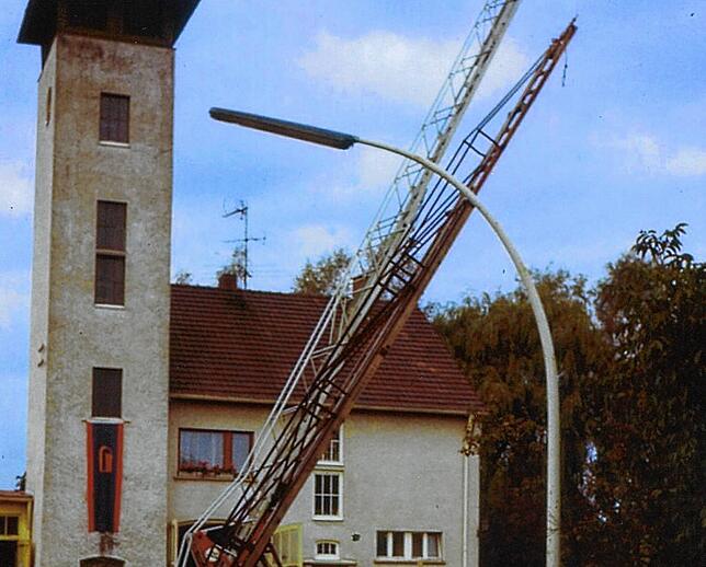 Das Feuerwehrhaus mit Schlauchtrockenübungsturm in Rielasingen 1976, es wurde 1989/90 abgebrochen, der Trockenturm blieb stehen.